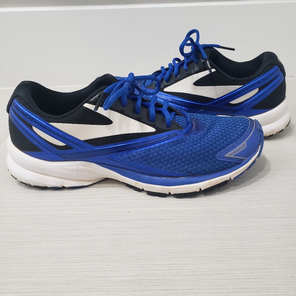 Mens Brooks tennis shoes size 9.5